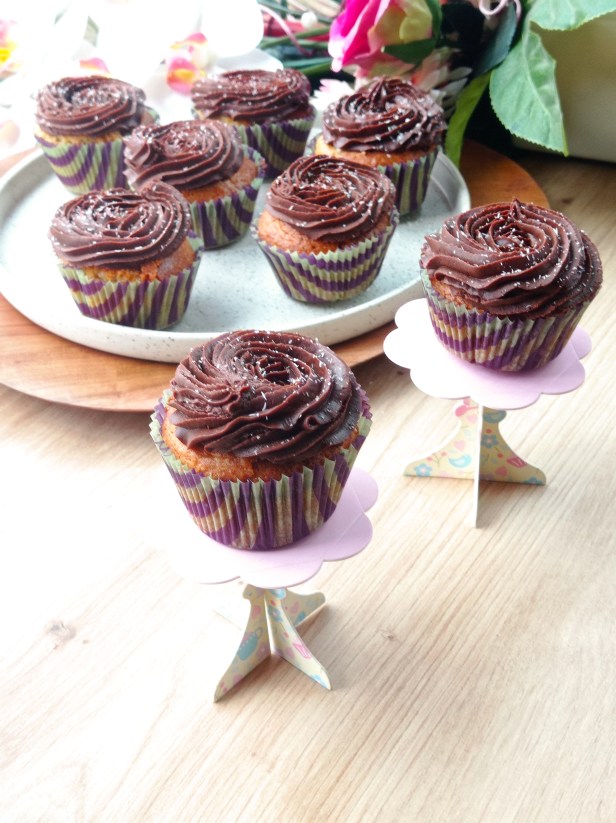Cupcakes uffins coco-vanille et ganache montée au chocolat
