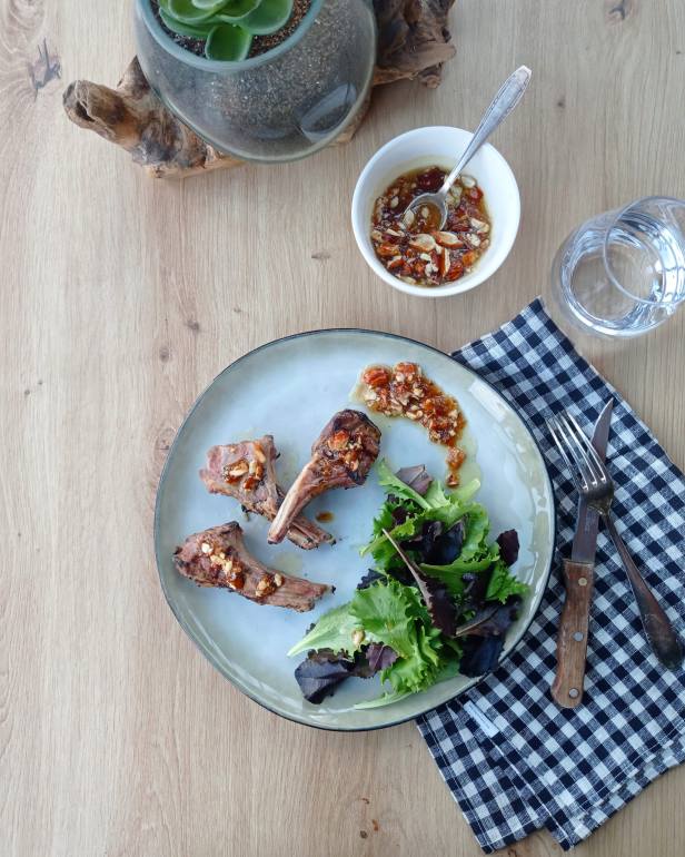 Côtelettes d'agneau sauce miel-amandes