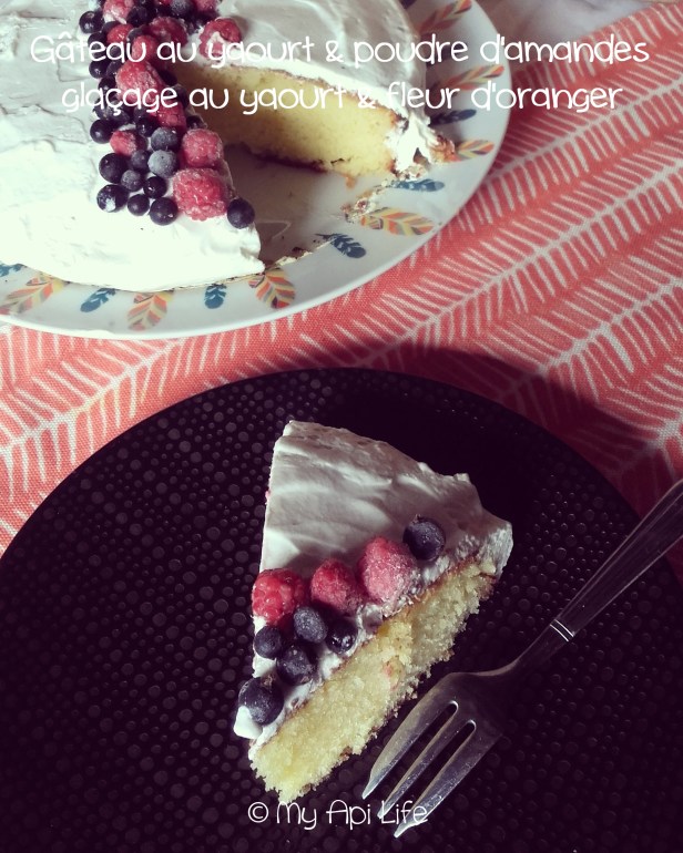 gâteau au yaourt et à la poudre d'amandes, glaçage au yaourt et à la fleur d'oranger