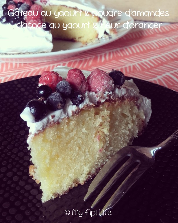gâteau au yaourt et à la poudre d'amandes, glaçage au yaourt et à la fleur d'oranger