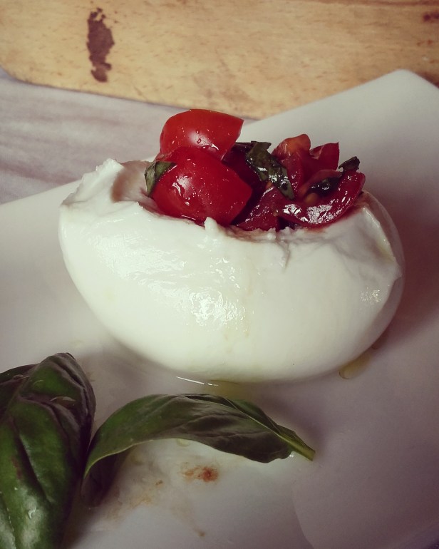 Boule de mozzarella tomate basilic