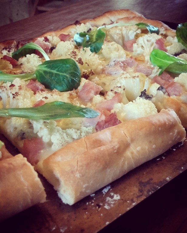 Pizza aux fleurettes de chou fleur et roquefort