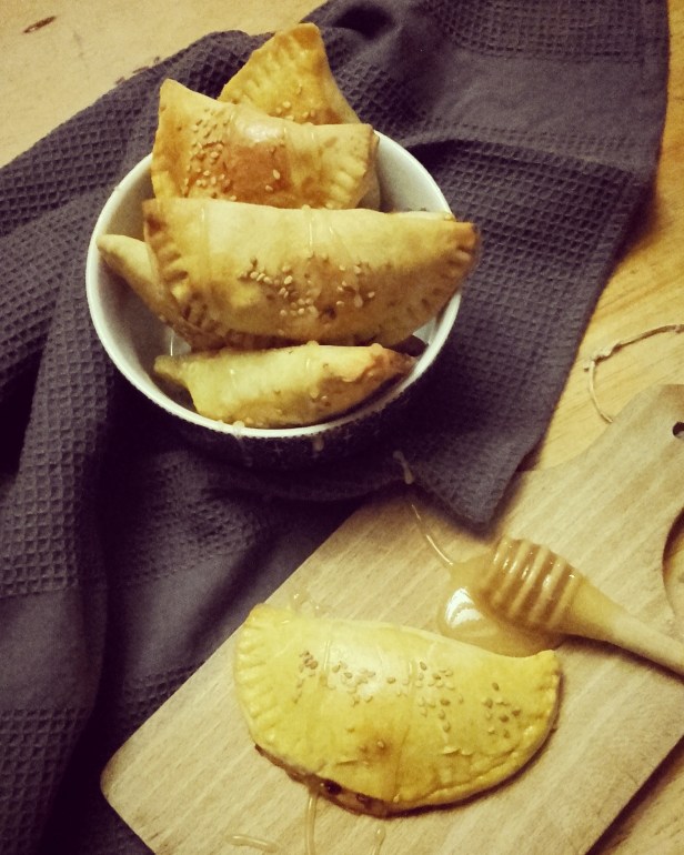 Mini chaussons aux pommes caramélisées au miel, Neufchâtel & noix