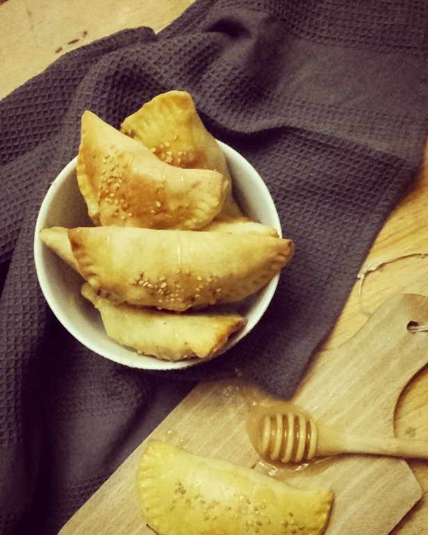 Mini chaussons aux pommes caramélisées au miel, Neufchâtel & noix