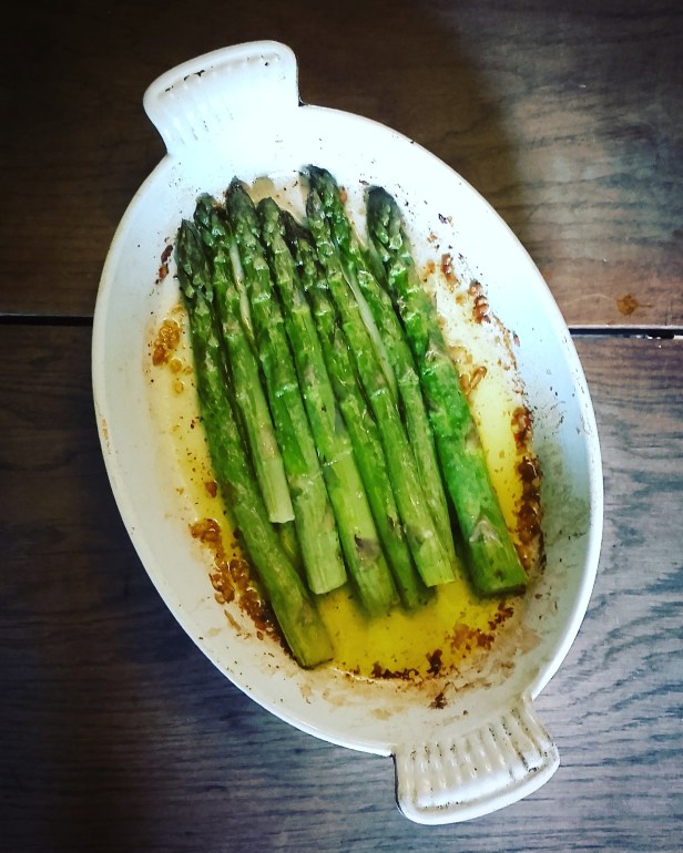 asperges vertes rôties à l'ail