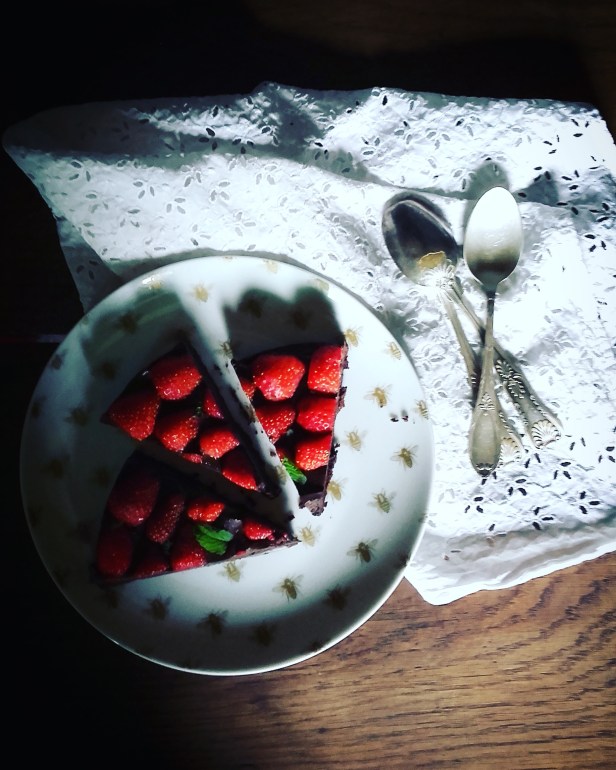 tarte crue tout chocolat & fraises