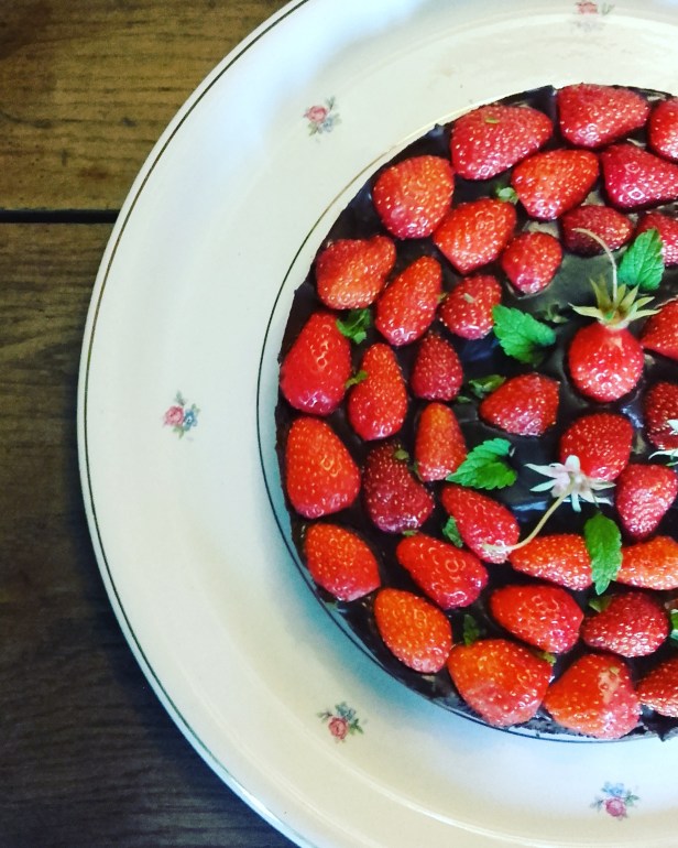 tarte crue tout chocolat & fraises