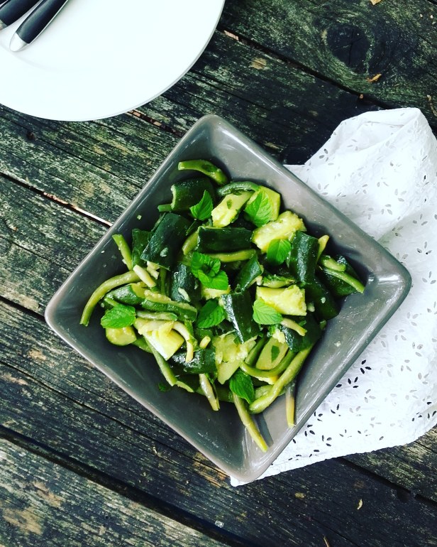 salade de courgettes et haricots verts à l'ail et à la menthe