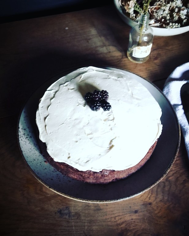 quatre-quart à la mûre et chantilly de crème crue fermière