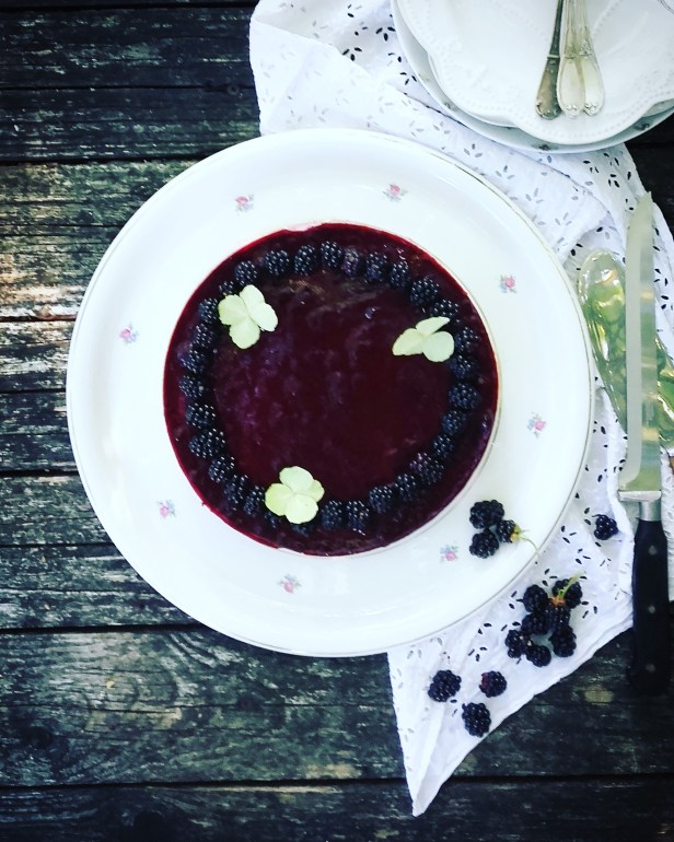Blackberry panna cotta pie (tarte à la panna cotta et à la mûre)