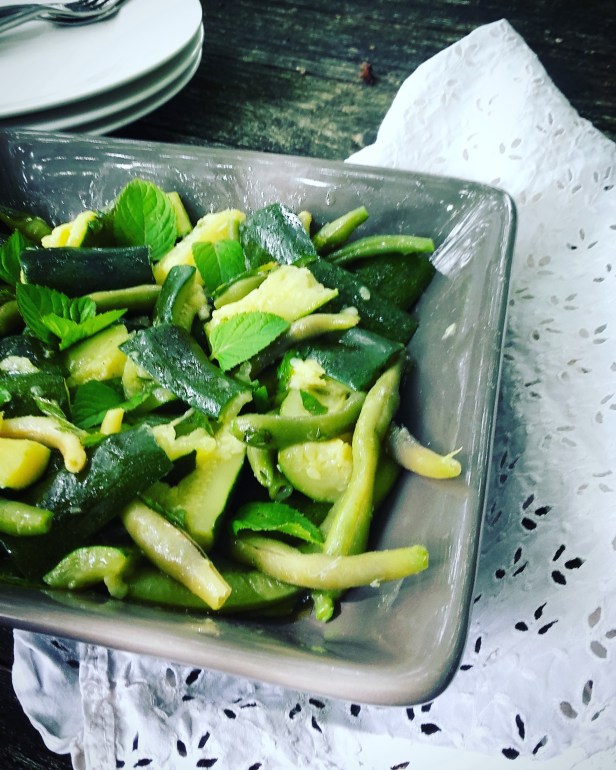 salade de courgettes et haricots verts à l'ail et à la menthe