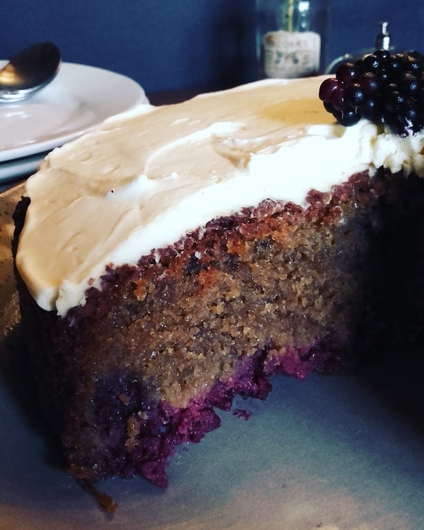 quatre-quart à la mûre et chantilly de crème crue fermière