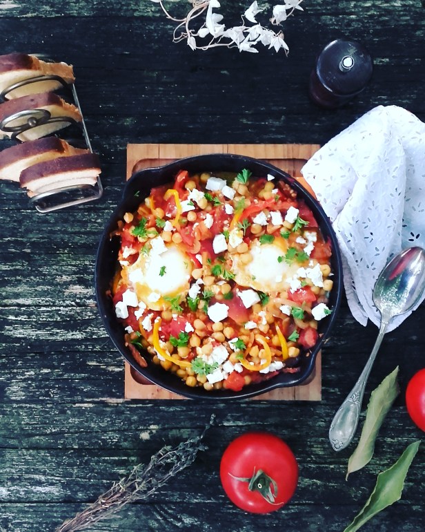 Shakshuka aux pois chiche et à la féta