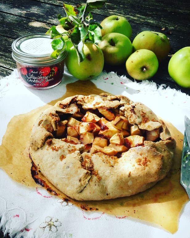 Tarte rustique au pommes & confiture de fraises