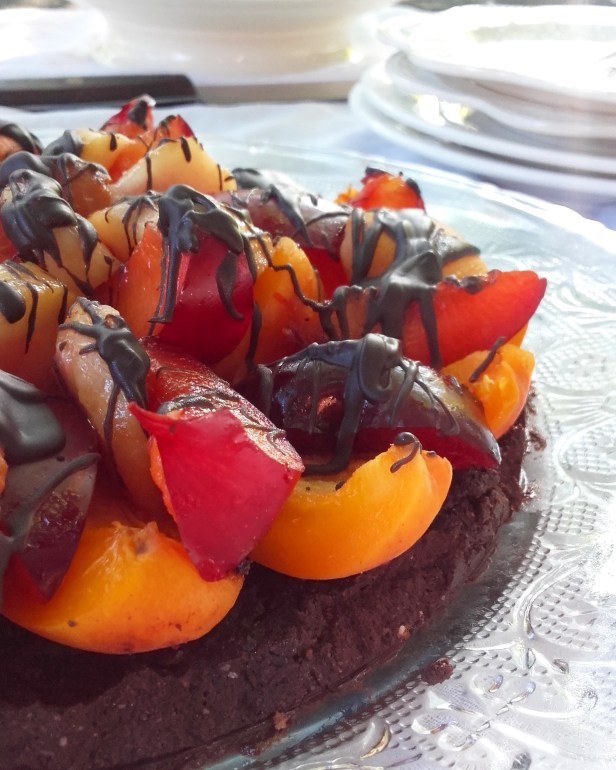 tarte crue au chocolat et fruits d'été (pêches, abricots, prunes rouges)