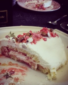 Bûche roulée aux pralines roses