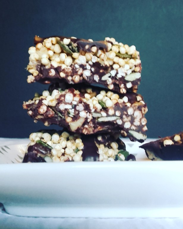 snack sain: carrés de quinoa soufflé aux fruits secs et au chocolat