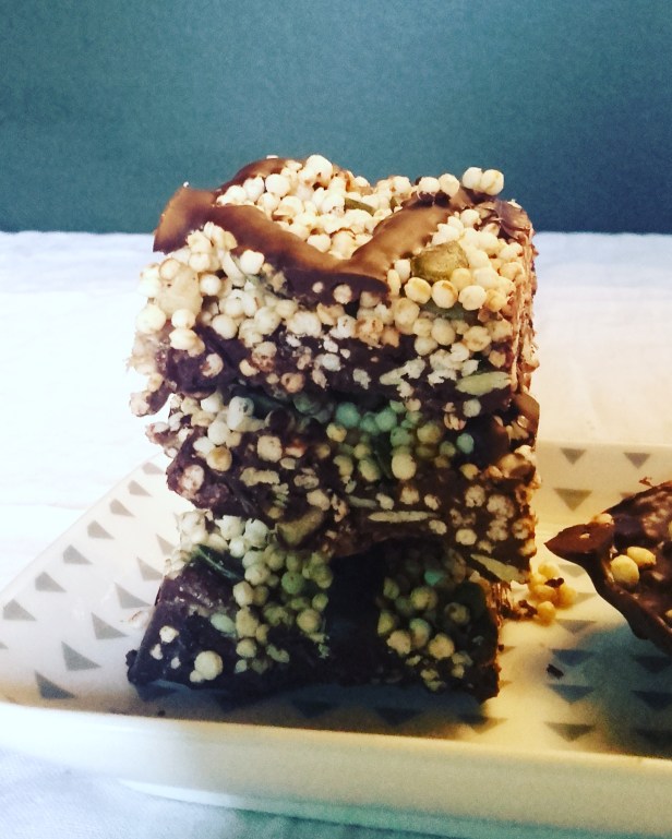 Snack sain: carrés de quinoa soufflé aux fruits secs et au chocolat