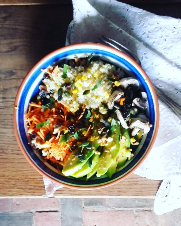 Buddha bowl quinoa et légumes crus