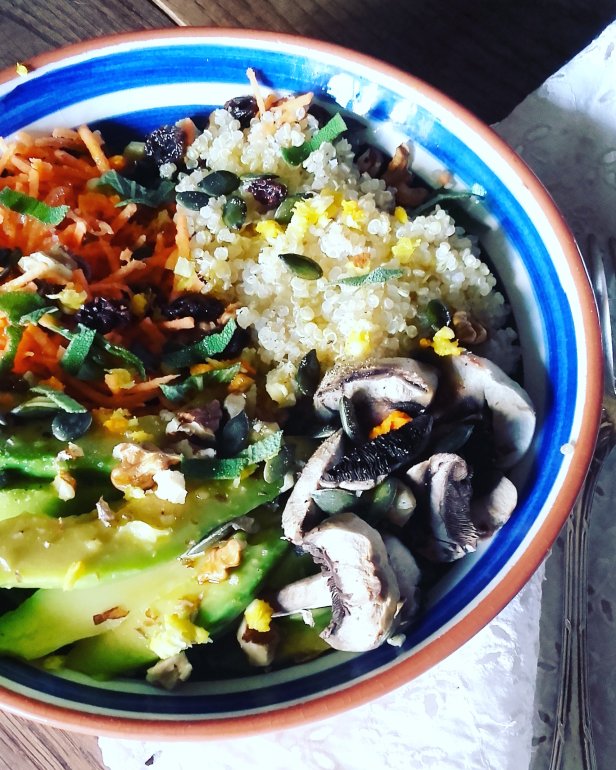 Buddha bowl quinoa et légumes crus