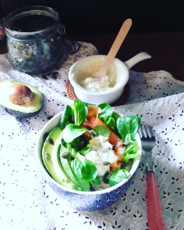 Porridge avocat truite et sauce au tahin