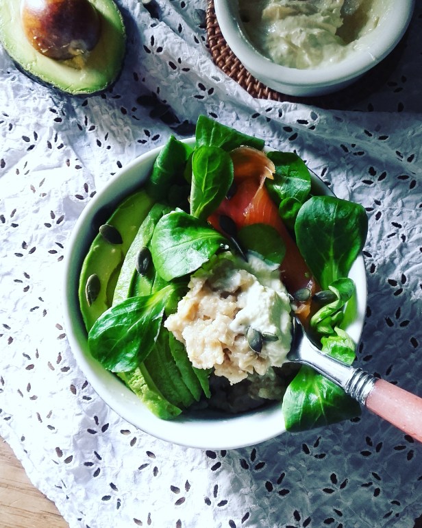 Porridge avocat truite et sauce au tahin