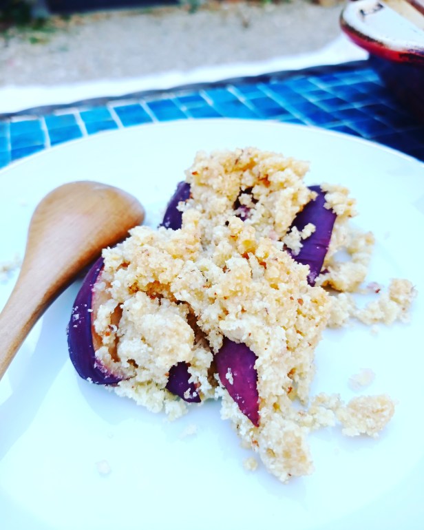 crumble aux pêches blanches végétal et sans gluten