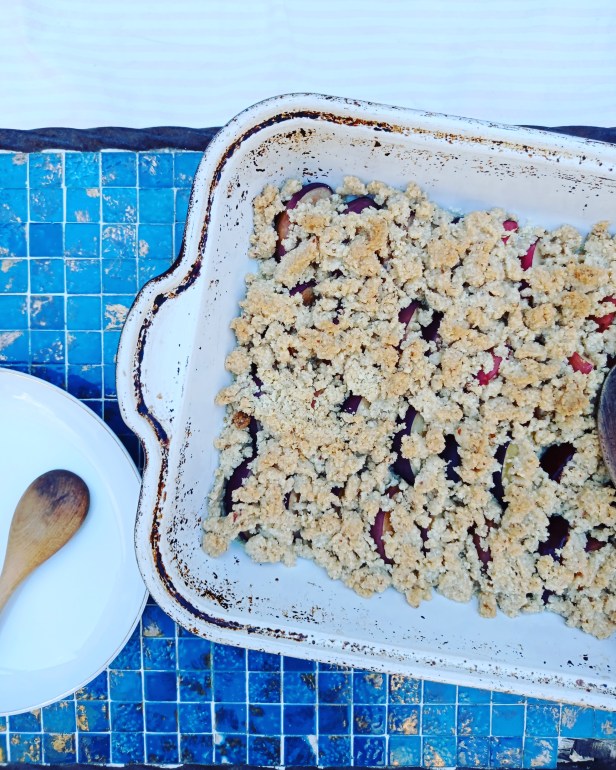 crumble aux pêches blanches végétal et sans gluten