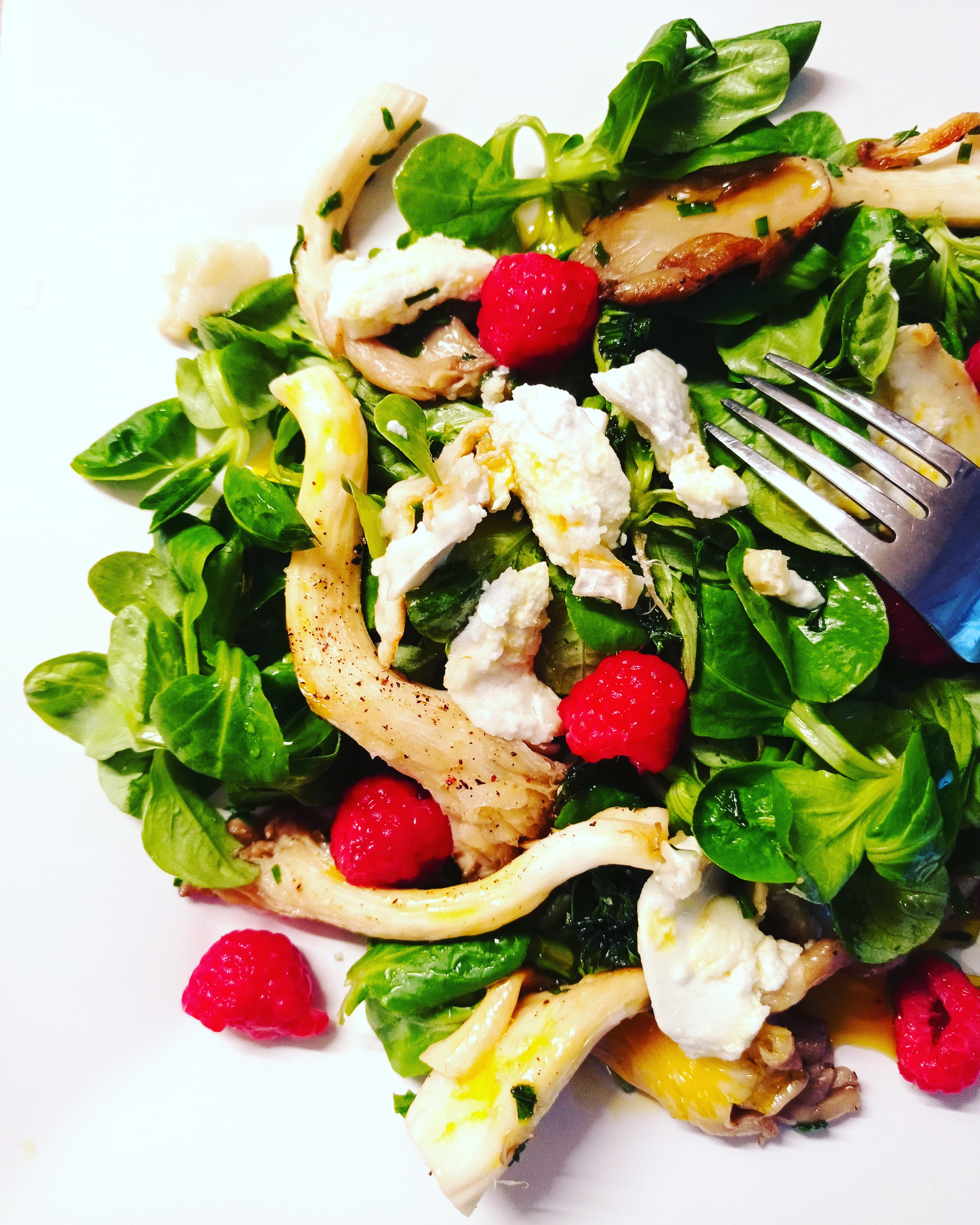 Salade de mâche aux champignons, vinaigrette aux framboises et chèvre chaud