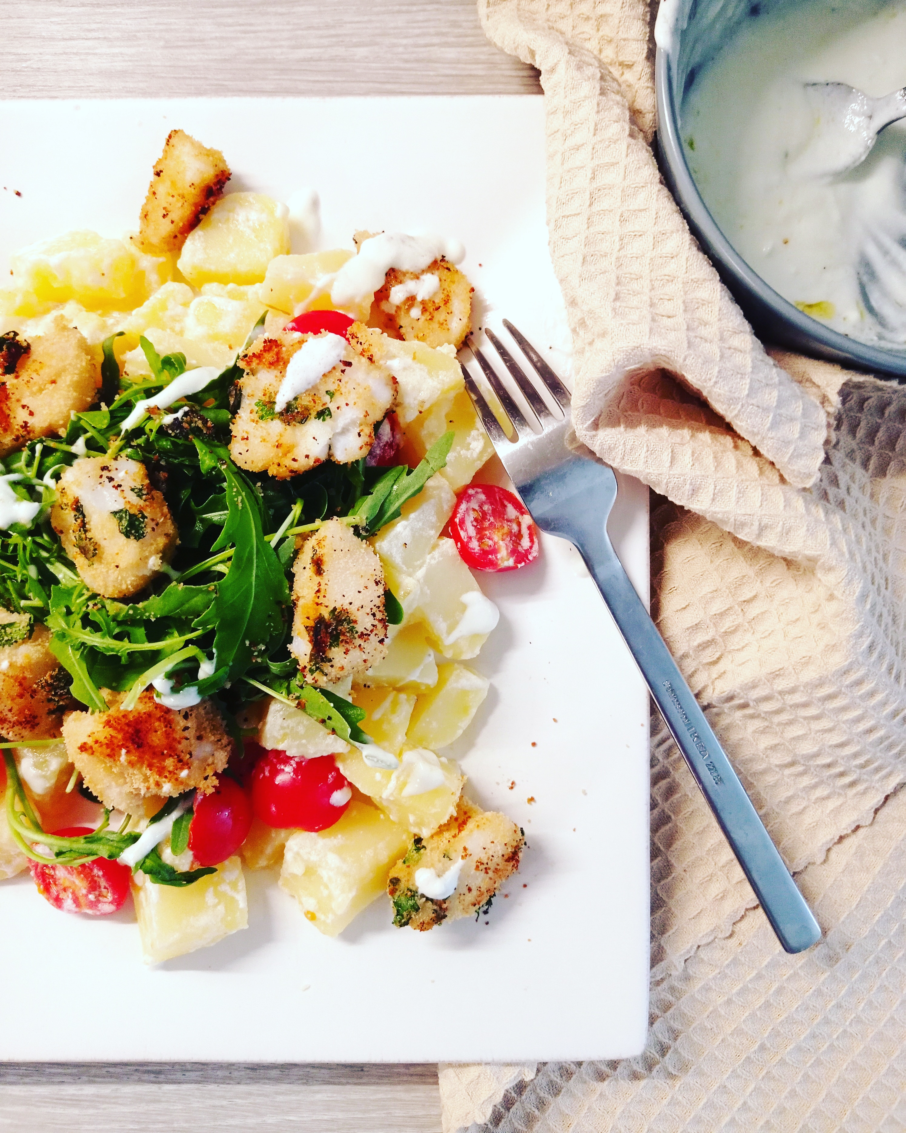 cabillaud pané à la coriandre et salade méditerranéenne Kitchendaily