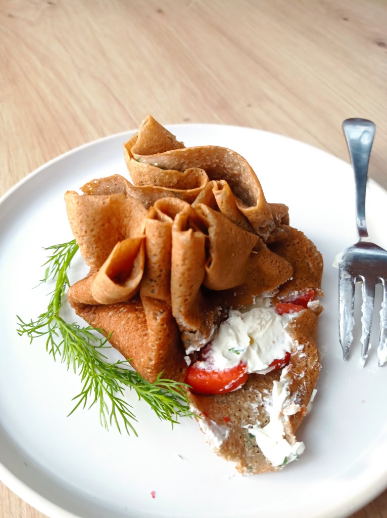 aumônières de crêpes au sarrasin, chèvre frais et saumon