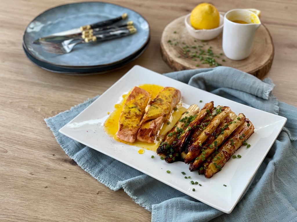 Asperges poêlées miel-citron, pavés de saumon grillés & sauce hollandaise safranée