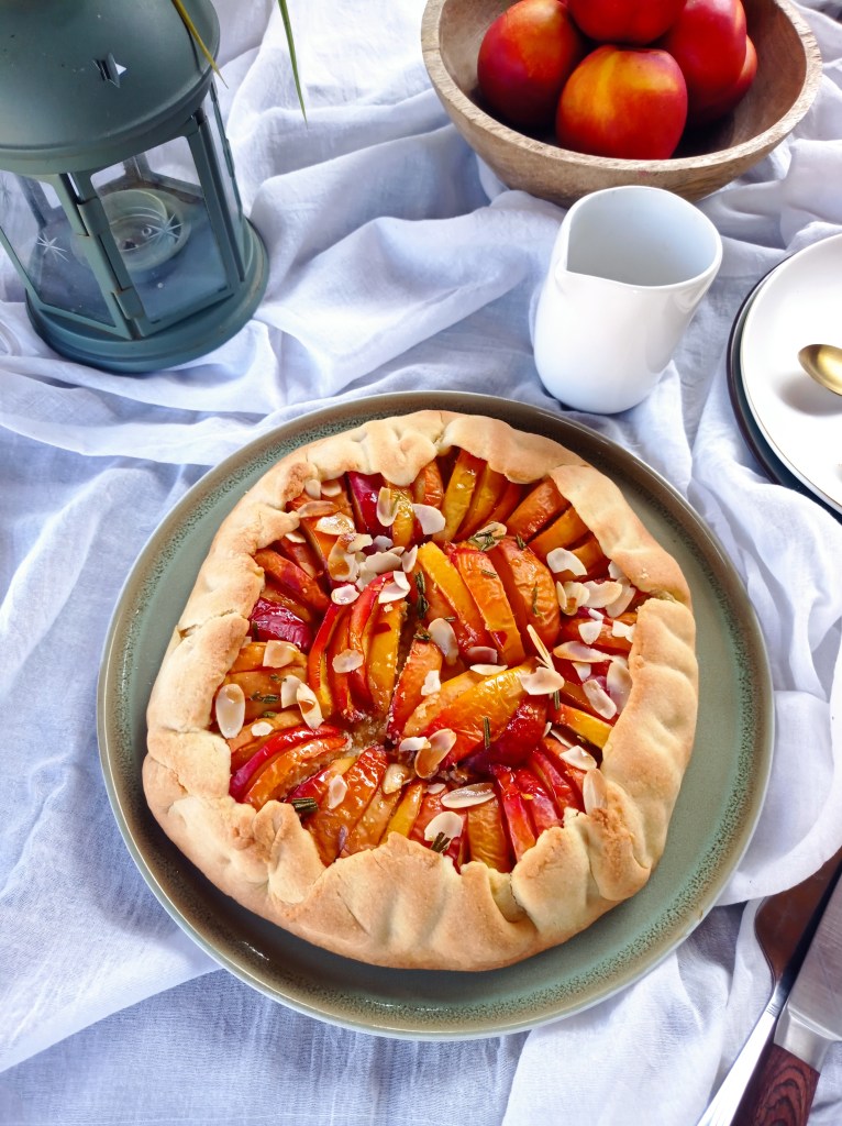 Tarte rustique aux nectarines, miel et romarin