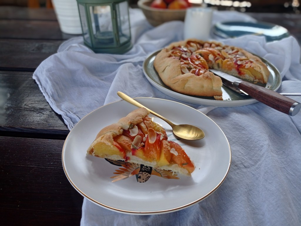 Tarte rustique aux nectarines, miel et romarin