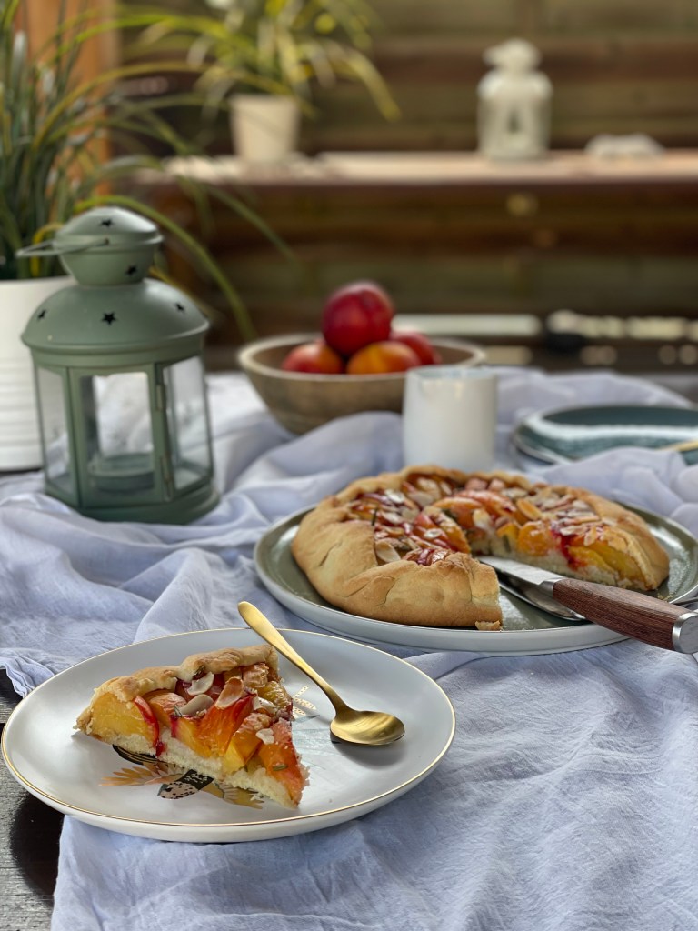 Tarte rustique aux nectarines, miel et romarin