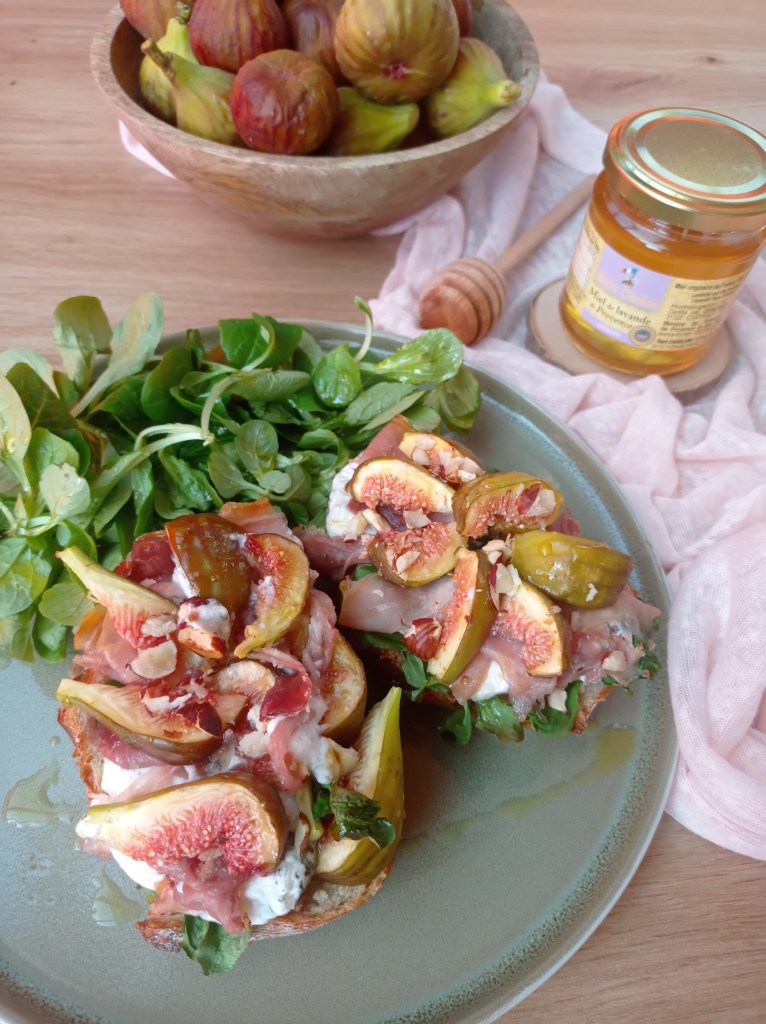Bruschettas aux figues, jambon de Parme & miel de lavande