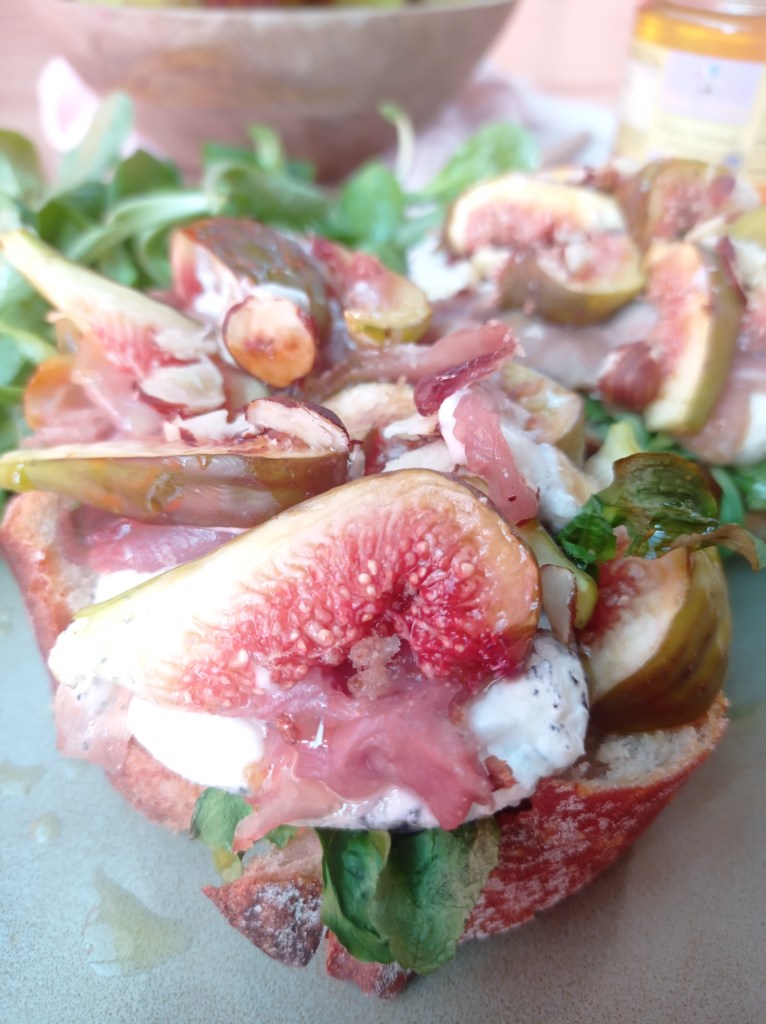 Bruschettas aux figues, jambon de Parme & miel de lavande