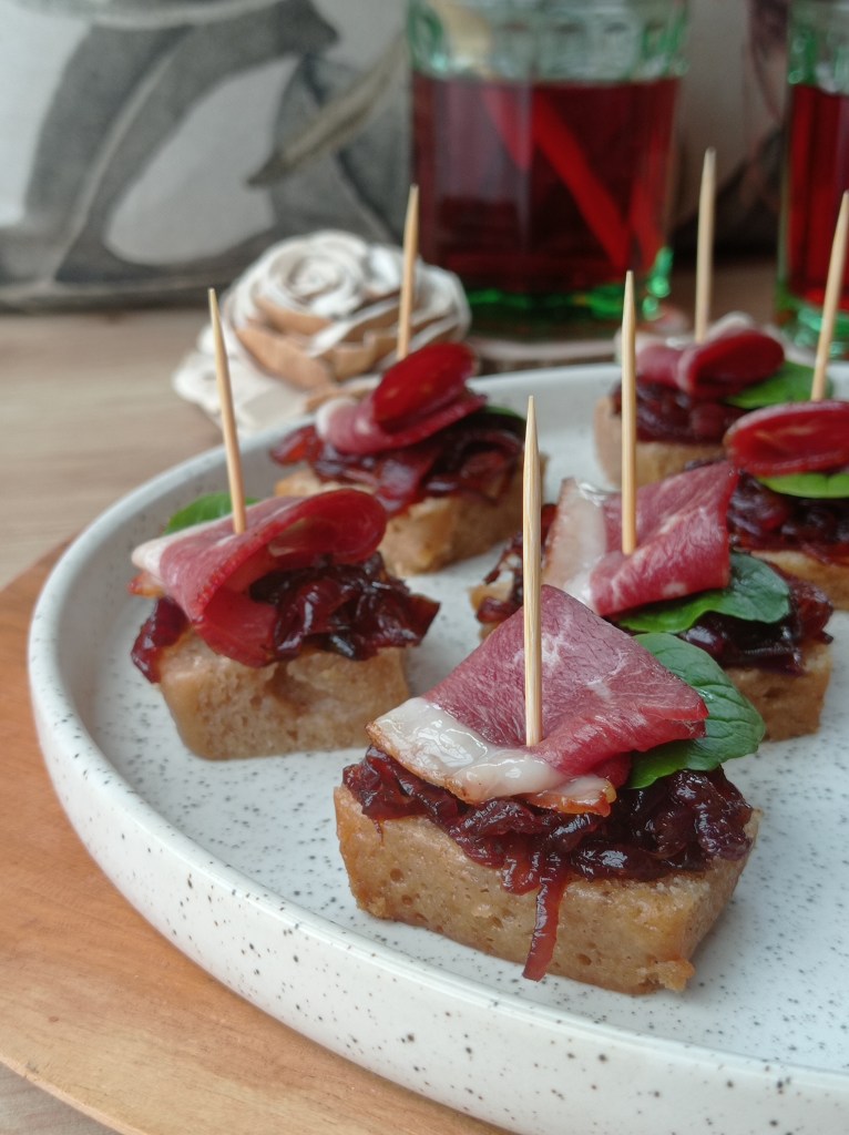 Toasts au confit d'oignon et magret de canard