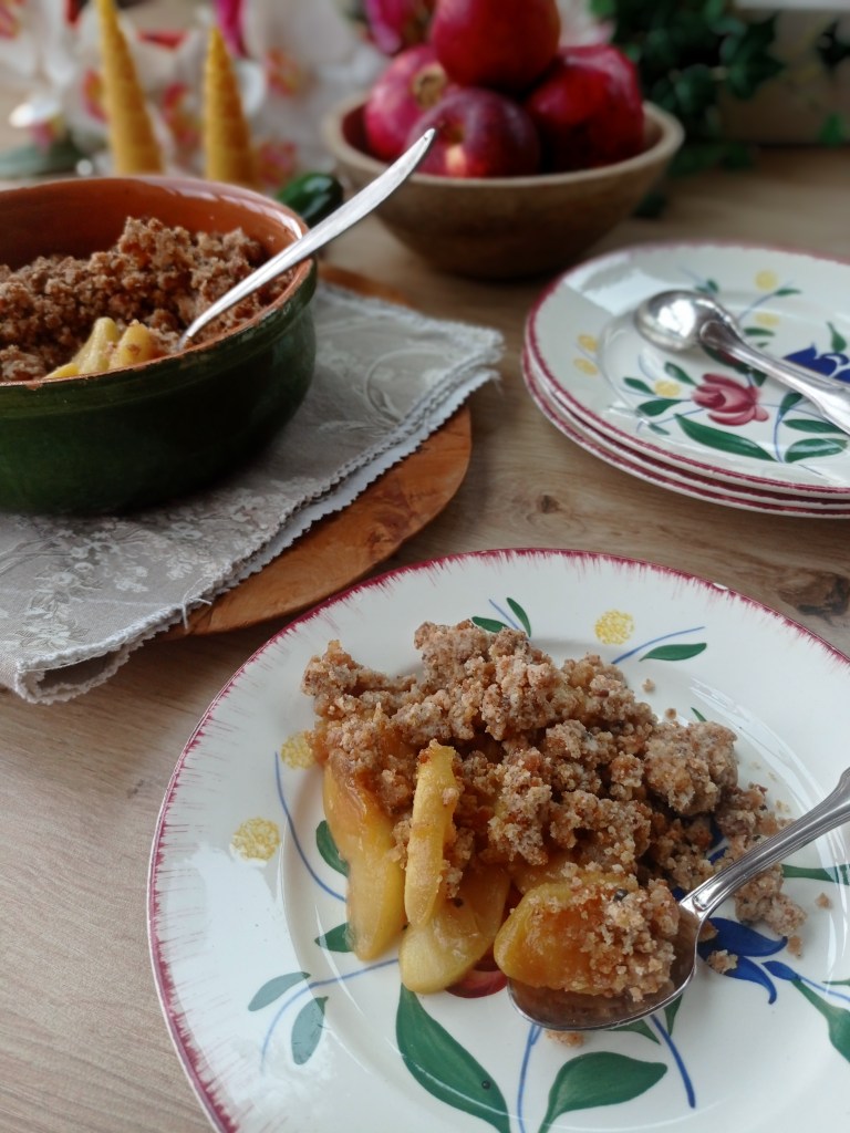 crumble aux pommes caramélisées et au pain d'épices