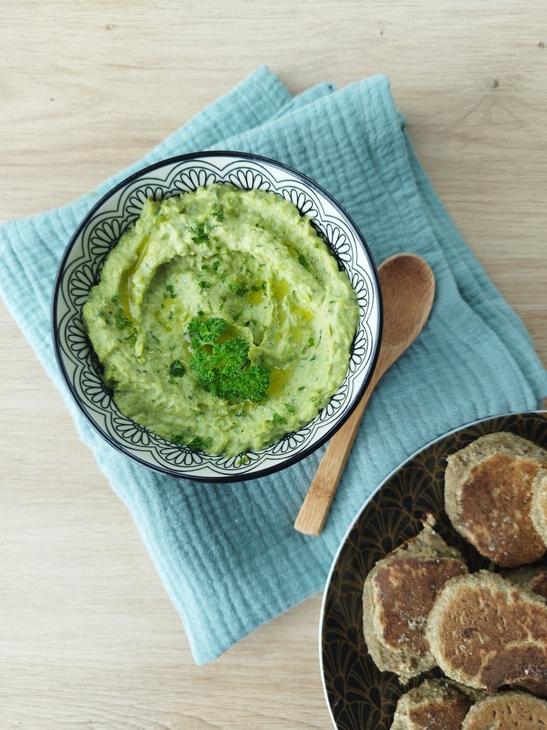 blinis à la farine de chanvre et houmous de petits pois