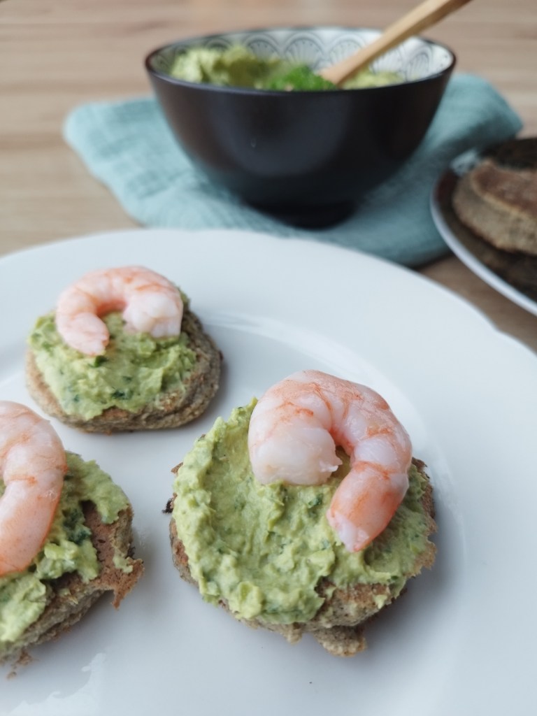 blinis à la farine de chanvre et houmous de petits pois