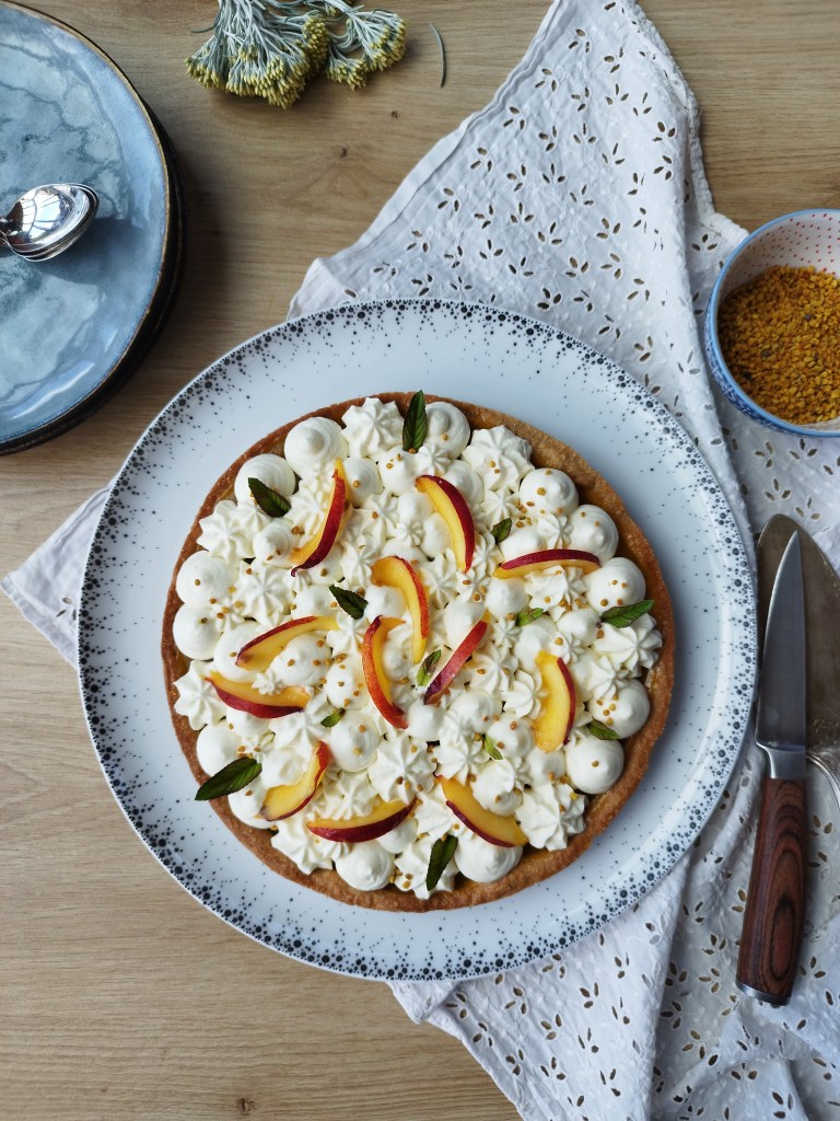 Tarte aux pèches, ganache montée à la verveine