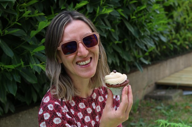 Céline une abeille en cuisine