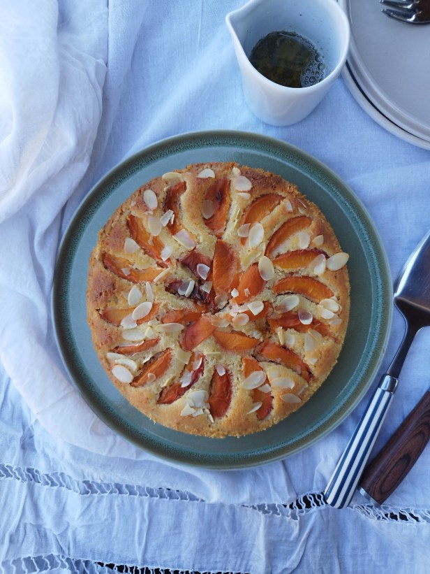 tarte amandine aux abricots, sirop miel-thym sans gluten