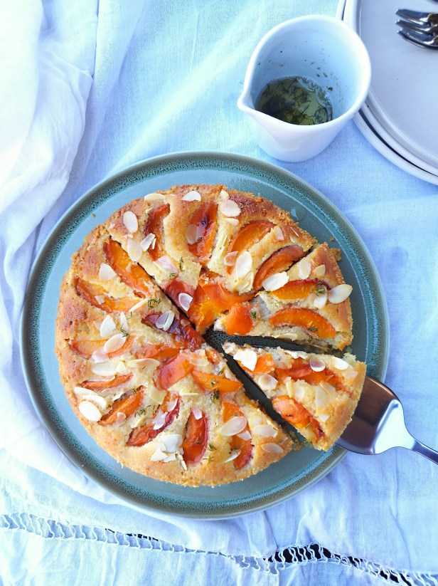 tarte amandine aux abricots, sirop miel-thym sans gluten
