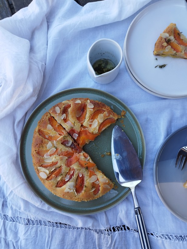tarte amandine aux abricots, sirop miel-thym sans gluten